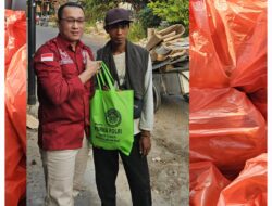 Pimpinan Media Purna Polri, Noven Saputera,SH Turun Kejalan Berbagi Kasih Berikan Paket Sembako