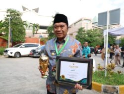 Pj Gubernur Al Muktabar Raih Penghargaan Atas Capaian 99% UHC Provinsi Banten.