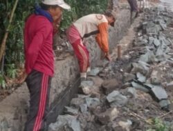 Proyek normalisasi (spal), RT 04 RW 02 desa Sumantri terkesan amburadul dan asal jadi .