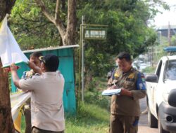 Satpol PP Tertibkan Ratusan APK di Puspemkab Tangerang