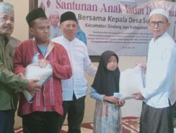 Berkah Ramadhan, kepala Desa Sukaharja  santuni yatim piatu dan dhuafa.