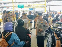 Kabaharkam Polri Sambangi Pemudik di Bakauheni, Imbau Waspada di Perjalanan