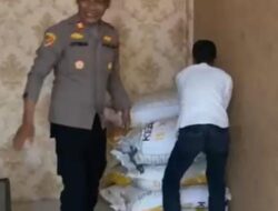 Polsek Kronjo Dukung Ketahanan Pangan, Serahkan Pupuk ke Kelompok Tani Desa Jenggot