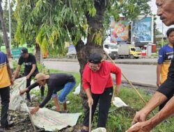 Ketua Fraksi PDI Perjuangan DPRD Lamongan “Terjun Langsung” Bersihkan Kali Konang