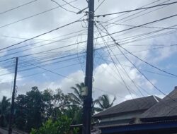 Diduga Tanpa Ijin, Kabel Jaringan WiFi di Kecamatan Cikeusik “Numpang” Tiang Listrik