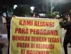 Penataan dan penertiban PKLdi Jl. Veteran Utara menuai aksi protes.   