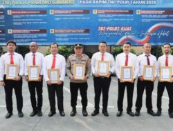 POLRESTA TANGERANG BERIKAN PENGHARGAAN KEPADA POLSEK PASAR KEMIS ATAS PRESTASI PENGUNGKAPAN KASUS DAN PELAYANAN KEPADA MASYARAKAT