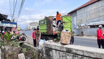 Camat Talang Padang Pimpin Bersih-bersih Titik Rawan Banjir, Tindak Lanjuti Instruksi Bupati Tanggamus