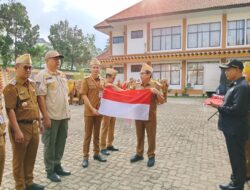 Sekda Tanggamus Pimpin Apel Pagi dan Pencanangan Gerakan Pembagian Bendera Merah Putih Tahun 2026