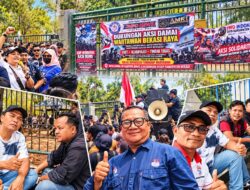 Ratusan Wartawan Gelar Aksi di Pemkab Bekasi, IWOI Kecewa Dilarang Masuk Pertemuan dan Siapkan Aksi Lanjutan